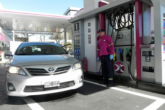 Lanzan al mercado un sistema de cámaras que permite controlar las  patentes de los vehículos que cargan en el surtidor