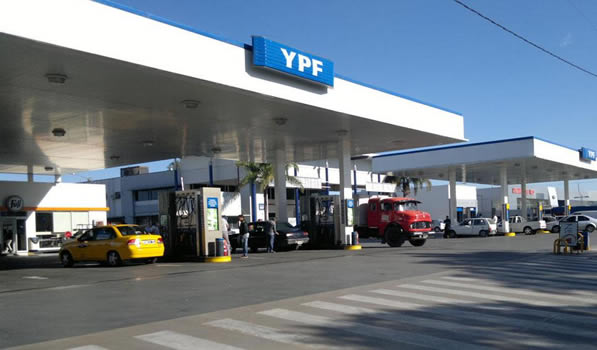 Por la caída de la demanda de combustibles, YPF ganó menos