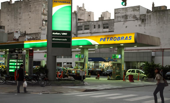 Revelan que Petrobras había sido ofrecida a YPF pero el negocio no prosperó