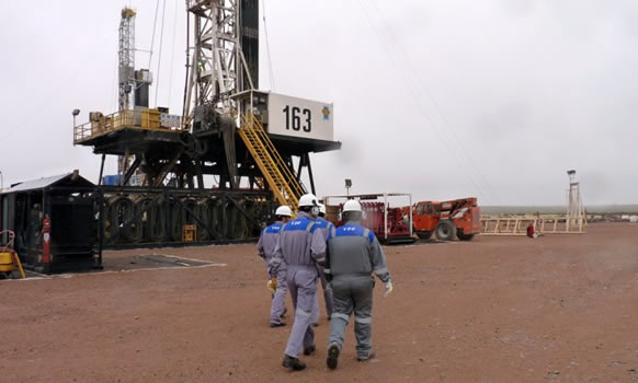 Empleados petroleros en alerta ante versiones de cambios en el precio del barril local