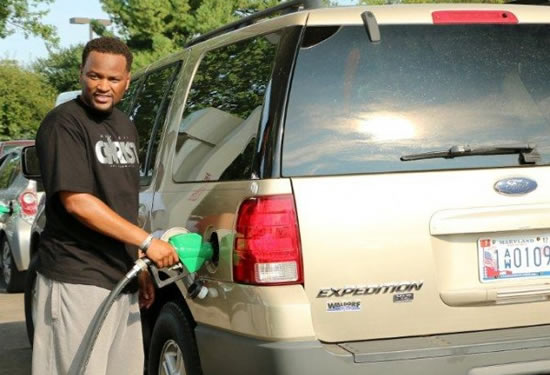 Insólito ofrecimiento de una Iglesia en una estación de servicio para evangelizar fieles