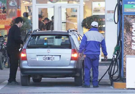 Empleados de estaciones propias de YPF reclaman un aumento del 20 %