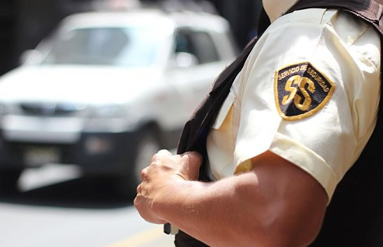 Advierten que YPF retira personal de seguridad de sus estaciones de servicio para bajar costos