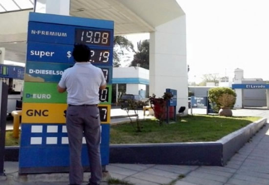 ¿Cuánto cae el consumo de combustible en las estaciones cuando aumentan los precios?