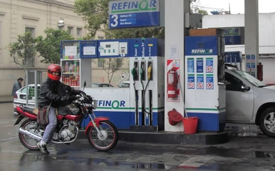 Una Ley Nacional obligará a todas las estaciones de servicio a prohibir la carga a motociclistas que concurran sin casco