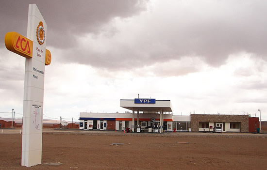 ¿Cuántos habitantes por estación de servicio hay en cada provincia?