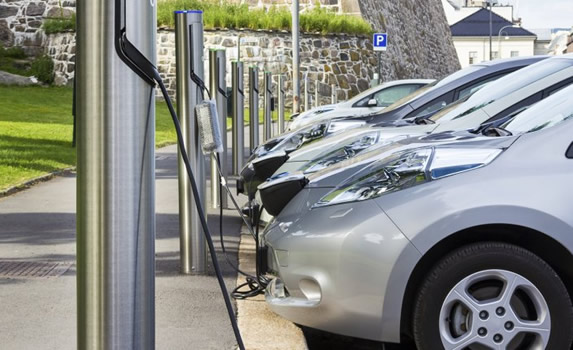 Una “mesa chica” avanza en el desarrollo de normativa que impulse autos eléctricos