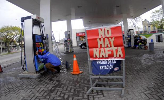 Protesta de estacioneros por rentabilidad deja sin combustibles a Uruguay