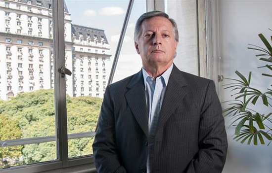 Opinión: ¿Por qué deben aumentar las naftas si bajará el precio del petróleo?