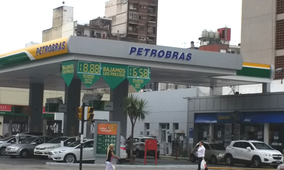 Mientras se espera un nuevo aumento, una petrolera baja los precios
