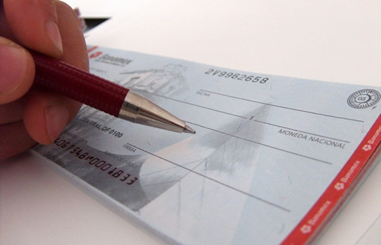 Ofrecen un instructivo para que los expendedores computen el impuesto al cheque a cuenta de Ganancias