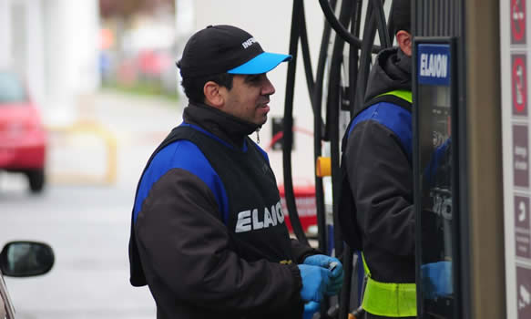 Empresas petroleras buscan empleados para estaciones de servicio