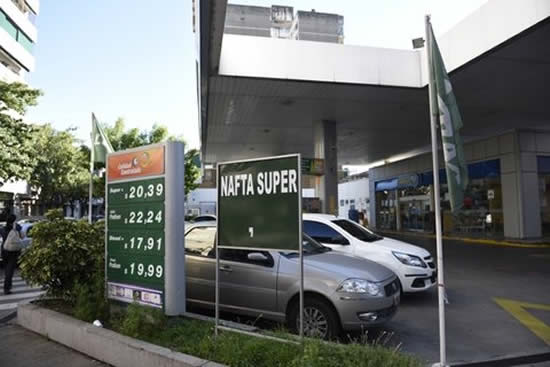 Petroleras y Gobierno acordaron el precio del barril de crudo y subieron las naftas