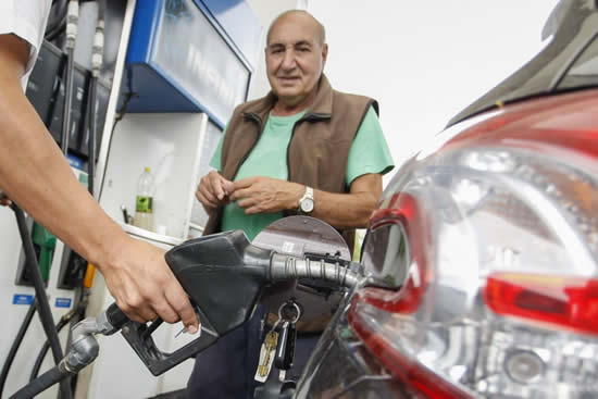 Argentina entre los países cuyos habitantes deben trabajar menos horas para acceder a un litro de combustible