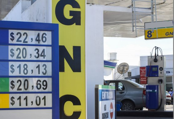 Afirman que los aumentos de precios programados para el combustible provocarán inflación
