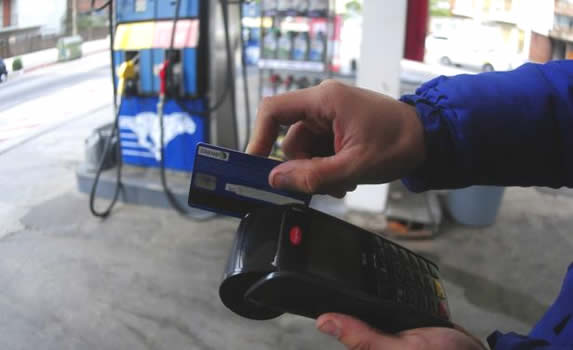 Estaciones de Servicio ya venden nafta en 10 cuotas con tarjetas