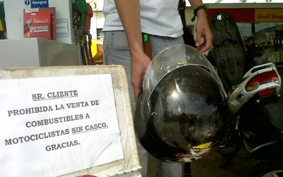 Por decreto, se impedirá a las Estaciones de Servicio cargar nafta a motociclistas sin casco