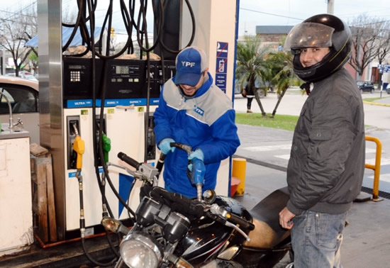 Expendedores se oponen a la prohibición de cargar nafta a motociclistas sin casco