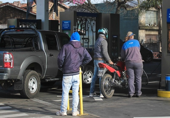 Por ahora no habrá sanciones para Estaciones de Servicio que no prohíban la carga a motociclistas sin casco