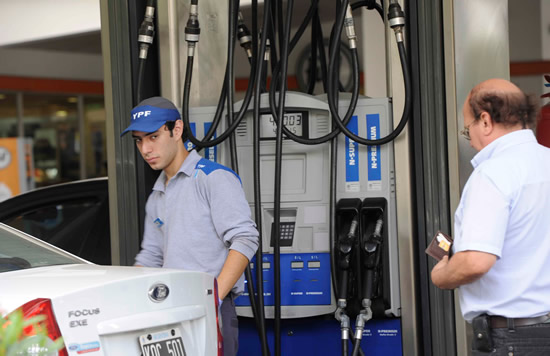 YPF incrementó las comisiones por las ventas de combustibles