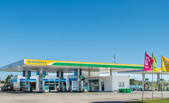 Operadores de Petrobrás ven con buenos ojos la decisión de Pampa de mantener la red de Estaciones