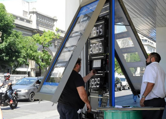 Estiman que los precios de los combustibles podrían mantenerse sin cambios hasta las elecciones