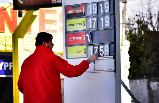 El incremento de los precios de los combustibles se transforma en tema de campaña