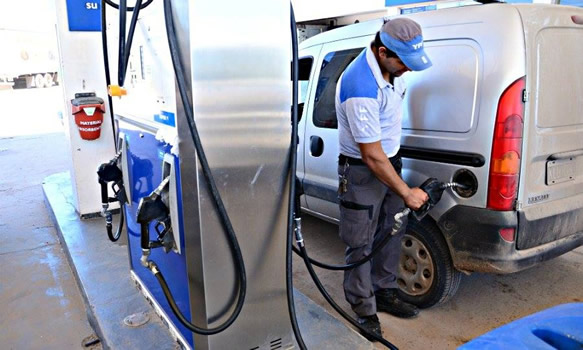 Para pagar un salario se necesitan vender 220 litros más de nafta que el año pasado