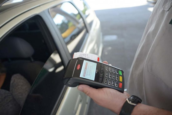 Uruguay restringe el uso del efectivo en las Estaciones de Servicio