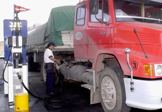 Analizan bajar los precios de los combustibles para Estaciones situadas en polos industriales