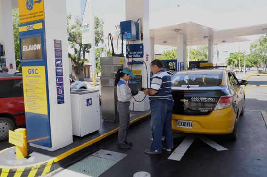 Por el aumento de la nafta, crece la conversión de vehículos a GNC