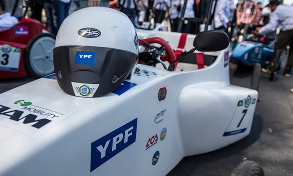 A poco de estrenar los primeros postes de recarga, YPF promueve carrera pionera de autos eléctricos