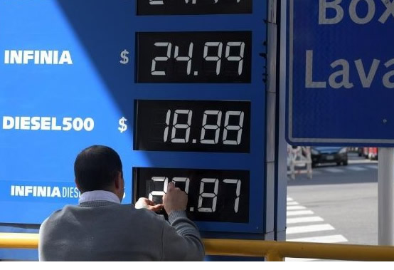 El dólar y el crudo sin freno alientan una suba de los combustibles mayor de la esperada