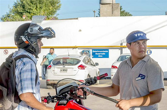 Empiezan a multar Estaciones de Servicio por cargar combustibles a motociclistas sin casco