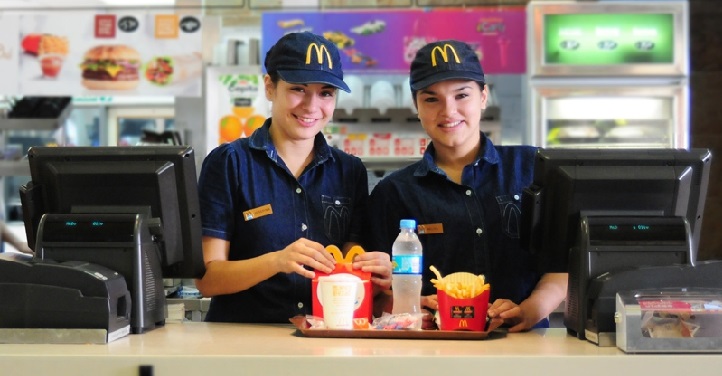 Experiencia McDonalds: Las Estaciones de Servicio buscan playeros con antecedentes en casas de comida rápida