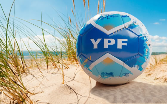 Un gol de media cancha: La promo de YPF entregó un millón de pelotas