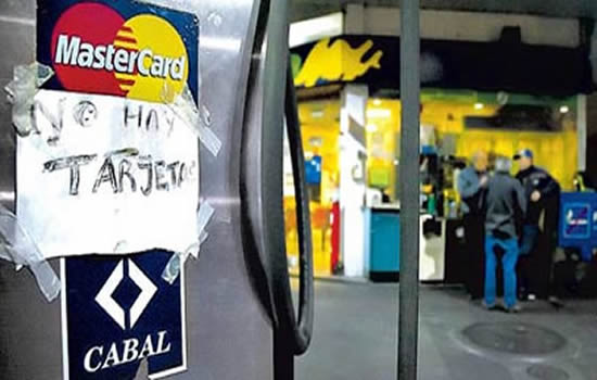 Estaciones suspenden el pago con tarjetas para poder afrontar las compras de combustibles