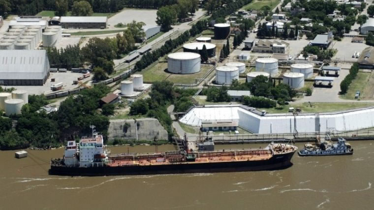 Pampa Energía desmiente la compra de la refinería de Oil Combustibles pero admite interés en parte de sus instalaciones