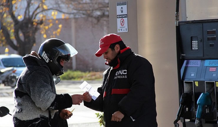 Buenos Aires: Prohibirán cargar a motociclistas sin casco y chaleco y las Estaciones deberán colocar carteles alusivos