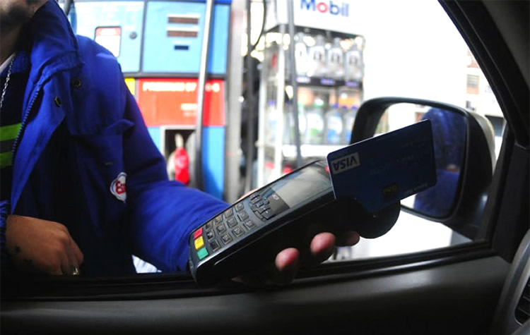 Estacioneros advierten que podrían suspender el pago de combustibles con tarjetas de crédito