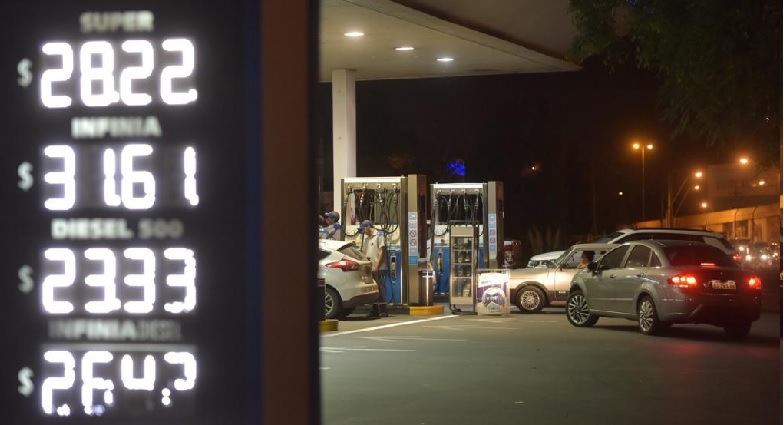 Subieron los impuestos a los combustibles pero negocian para evitar que no se trasladen a los precios