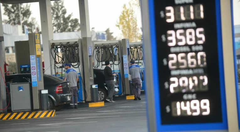 Senadores exigen que YPF unifique los precios de los combustibles en todo el país