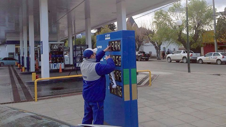 Deslindan la responsabilidad de los estacioneros en los aumentos de las naftas