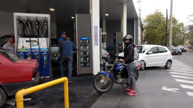 Expertos en seguridad afirman que es inconstitucional la ley que obliga a playeros a controlar motociclistas