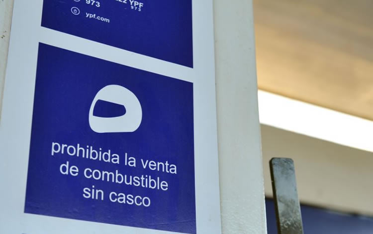 La prohibición de cargar nafta a motociclistas sin casco se extiende a más localidades