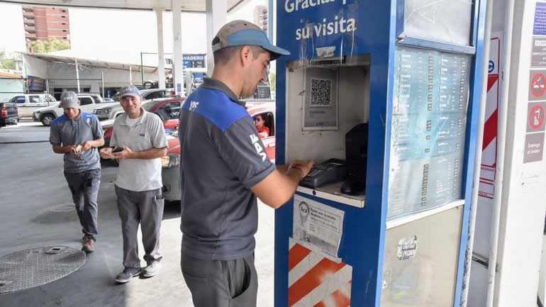 Por los plazos de pago y las comisiones de las tarjetas de crédito, se vende combustible “a pérdida”