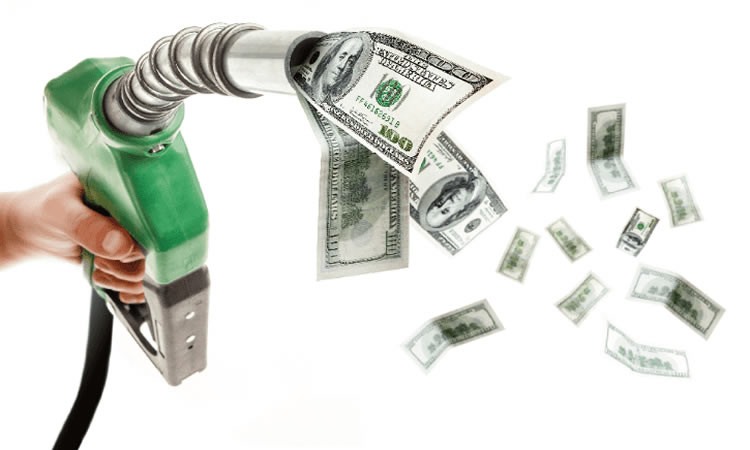 En el Congreso proponen “desatar” los combustibles del valor del dólar