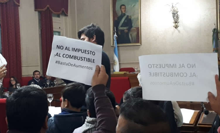 Malestar entre los expendedores por la aplicación de un adicional sobre el precio de los combustibles