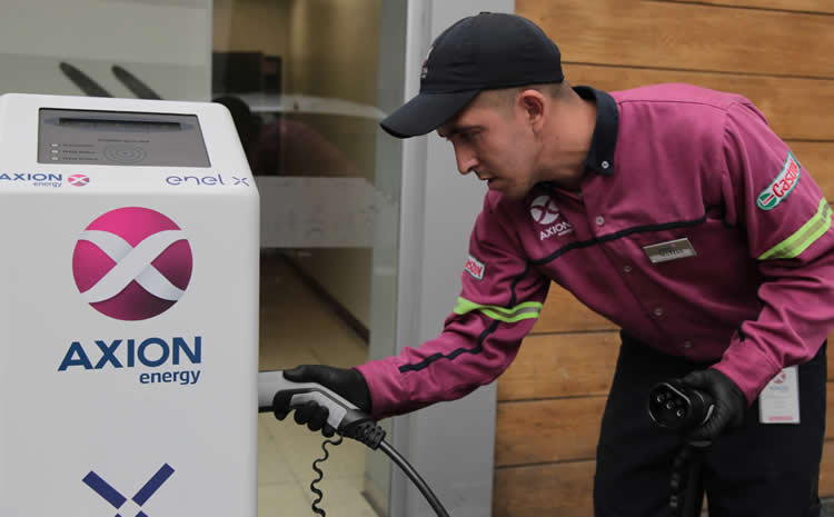 AXION energy inauguró su primer surtidor de carga eléctrica gratuita para autos