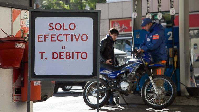 Empresarios de otros rubros apoyan el reclamo de los expendedores contra las tarjetas de crédito